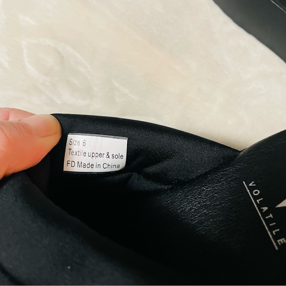 Volatile Yelepa Women's Criss Cross Wedge Black Puffy Padded Slide Sandals Sz 6 - Picture 3 of 5